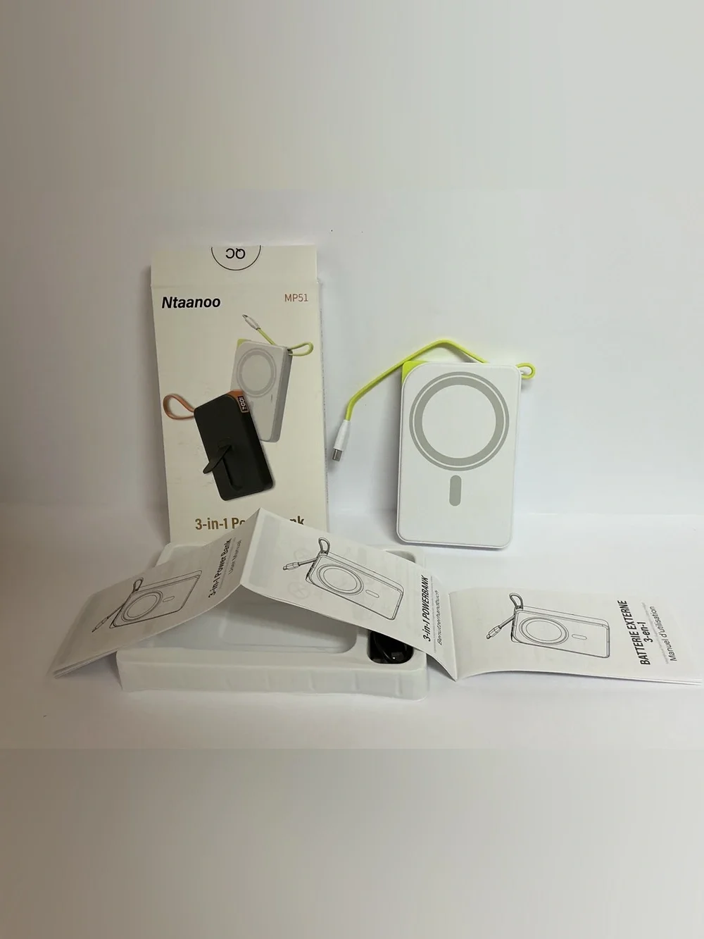 White 3-in-1 Magnetic Wireless Power Bank